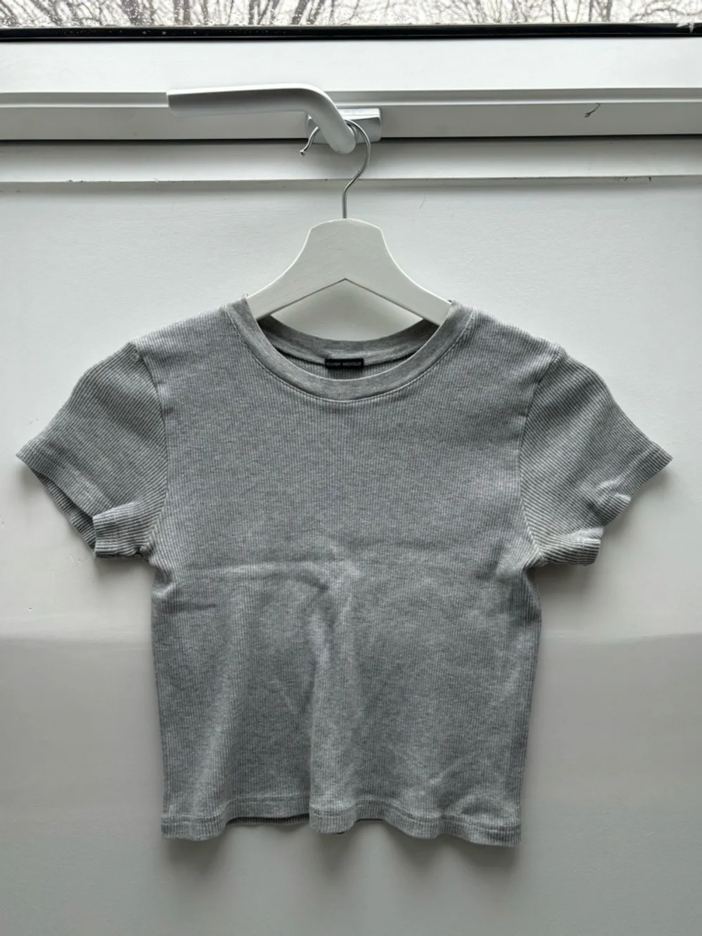 Brandy Melville Light Gray Ribbed Crop Top - Picture 1 of 2